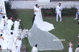 本妮弗2.0大婚现场曝光！詹妮弗穿20英尺拖地婚纱图片