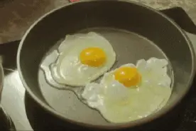 煮鸡蛋时，不要用清水煮，多加两种料，蛋壳一剥就掉，嫩滑又好吃图片