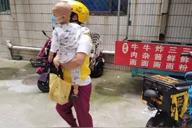 为筹医药费，95后妈妈抱着孩子在济南做骑手：没时间哭，怕超时图片
