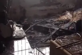 不要玩火！贵州一熊孩子烧书把家烧了，网友：开学了作业没写完吧图片