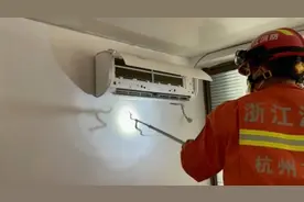 杭州一住户因空调效果不佳清理滤网：挂机里藏着一条菜花蛇图片