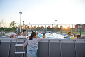 一场“村湾夜话”后 村里建起游泳池图片