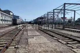 45℃高温闷出满身大汗，杭州列车巡守员：就喜欢把车厢搞得干干净净，带乘客去远方图片