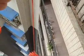 电梯停电后女子用绳将外卖拉上25楼，回应：担心外卖小哥爬楼中暑，绳子很结实图片