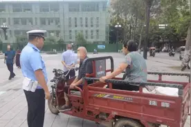 夏季整治百日行动丨危险！三轮车载人“驶”不得！图片