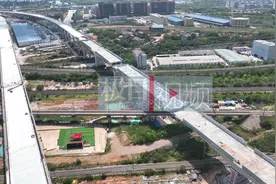 城建走笔丨30米高空上演“极限芭蕾”，国内首座同桥六转项目实现双向连通图片