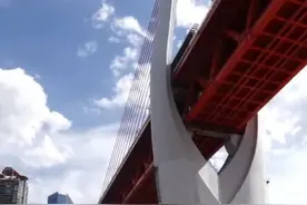 炙烤下的川渝③实探重庆嘉陵江：人可以走至江心 部分轮渡停航图片