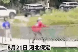 大妈在景区吊桥上疯狂摇晃半小时？栏杆也被折断了图片