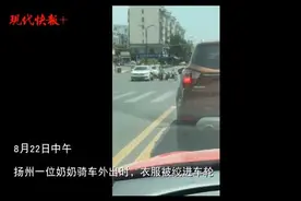衣服卷入车轮祖孙被困，路过辅警伸出援手图片