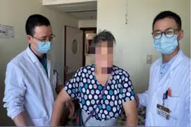 杭州阿姨两腿接连走不动路，医生：脊柱上的韧带骨化了，手术刻不容缓图片