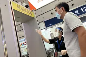 近期上海已临时减少或停运至重庆、乌鲁木齐、西安等方向部分列车，车站加强测温等防疫措施图片