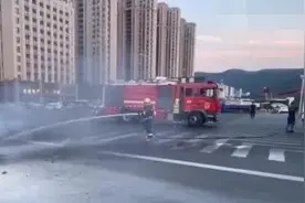 惊险！新电池刚换5分钟，电动车途中起火又爆炸……图片