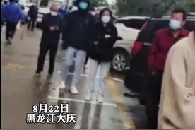 黑龙江一女子穿棉衣下楼太夸张？当地居民：睡觉已用电热毯图片