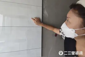 新买的商品房刚装修后，阳台一面瓷砖从顶到底出现裂纹图片