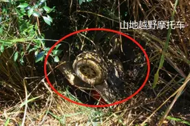连人带车坠入20米深岩洞，二人情况不明图片