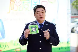 17年播出6000多集，说交通的南京交警“宏琪警官”今天退休了图片