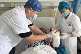 男子拆卸空调压缩机未拔电源 夫妻被炸成重伤图片