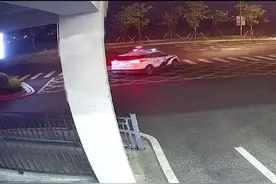 凌晨2点，一个黑影飞奔进楼道，挨家敲门……图片