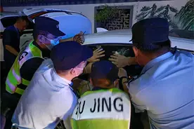 凌晨，临平一帮壮汉围着白色轿车，真相曝光图片