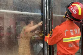 台风“马鞍”来袭！大风吹坏高层窗户，阳江消防紧急排险图片