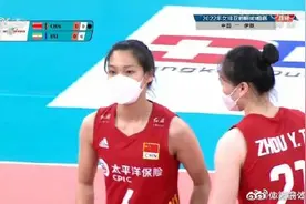 中国女排全员戴口罩出战图片