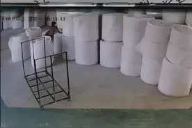 监控下一幕！广东一男子好奇用打火机点燃珍珠棉，整个仓库烧了图片