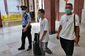 少年离家出走见外地网友！孩子“叛逆期”家长能做什么？专家支招图片