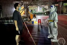 “我可以抱你一下吗？”丈夫隔离线外问候“大白”妻子图片