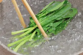 壹粉食堂｜真开胃！麻辣爽口的菠菜拌粉丝来啦，做一大盘不够吃图片