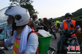 志愿力量涌动重庆北碚山火救援现场：“拧成一股绳”的“摩托大军”图片