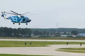 先睹为快！空降兵空中突击分队反恐营救行动演示图片