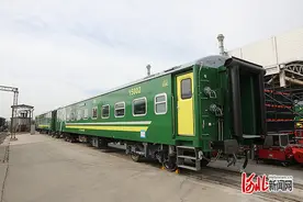 我国出口巴基斯坦230辆宽轨客车首批车辆在中车唐山公司下线图片
