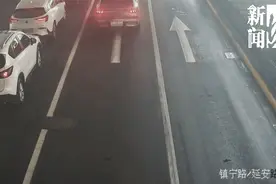 两女子车流中大打出手，马路堵了2公里！拳脚相向、衣衫不整……图片