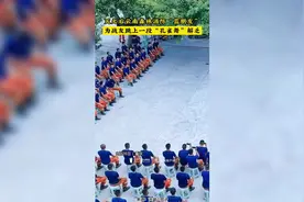 云南消防员灭火后为战友跳舞解乏图片