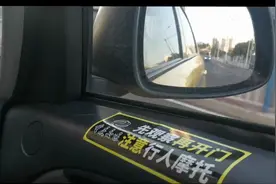 山火中，一个不怎么“光彩”的油锯手图片
