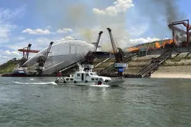 码头堆场突发火灾 重庆海事现场驻守组织救援图片