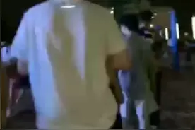 4人广场上遭雷击，2人不幸身亡！目击者：被击中的人正在跳舞，雷电劈碎地砖，广场上有很多大人小孩图片