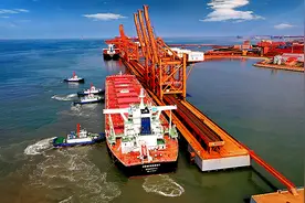 曹妃甸港：昔日沙岛“变”巨港，盐碱地上“建”新城图片