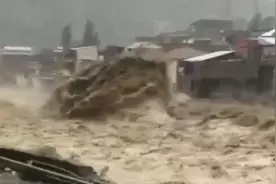 巴基斯坦洪水已致近千人遇难 总理登直升机发物资图片