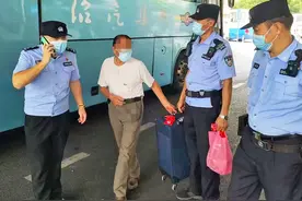 69岁大爷凌晨带着14万说走就走，只因一位女主播图片