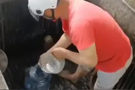 男子赤脚跳入古井取水引众怒，管理方两次清洗消毒，警方介入调查图片