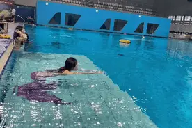 太美了！杭州举行首届美人鱼潜水大赛，唯一的“男美人鱼”拿了第一图片