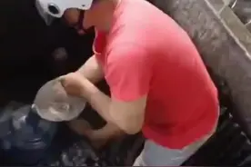 长沙一男子赤脚跳入古井中取水，社区安排工作人员紧急清洗图片