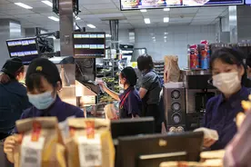 麦当劳招聘退休人员，“银发族”重返职场？图片