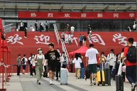 燕园迎来新面孔，北大4400余名本科新生今日报到图片