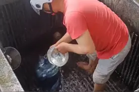 男子赤脚踩进长沙一网红古井取水惹众怒！目前已清洗，可正常取水图片