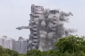 印度百米高“违建”双子塔被拆除，13秒内倒塌产生8万吨建筑垃圾图片