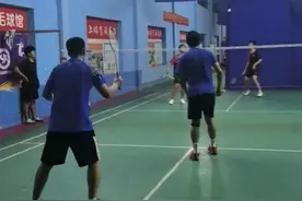 好险！长沙一男子打羽毛球突然晕厥，为他心肺复苏的球友是医生图片