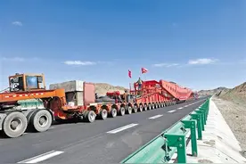 载重737吨 装有350个车轮的“巨无霸”驶入甘肃图片