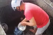 一男子赤脚踩进长沙古井惹众怒图片